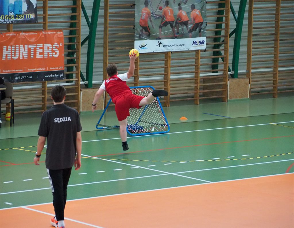 mecz tchoukball - ujęcie grających 