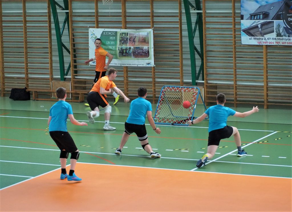 mecz tchoukball - ujęcie grających 