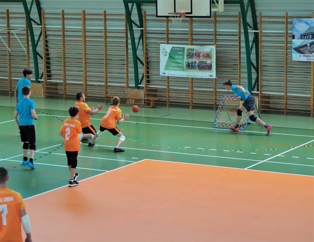 mecz tchoukball - ujęcie grających 