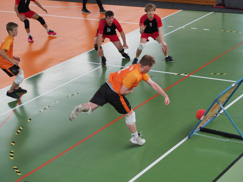 mecz tchoukball - ujęcie grających 