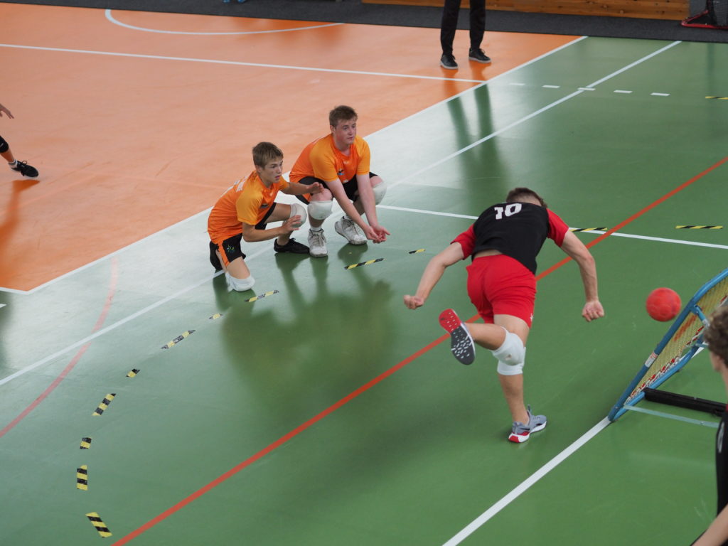 mecz tchoukball - ujęcie grających 