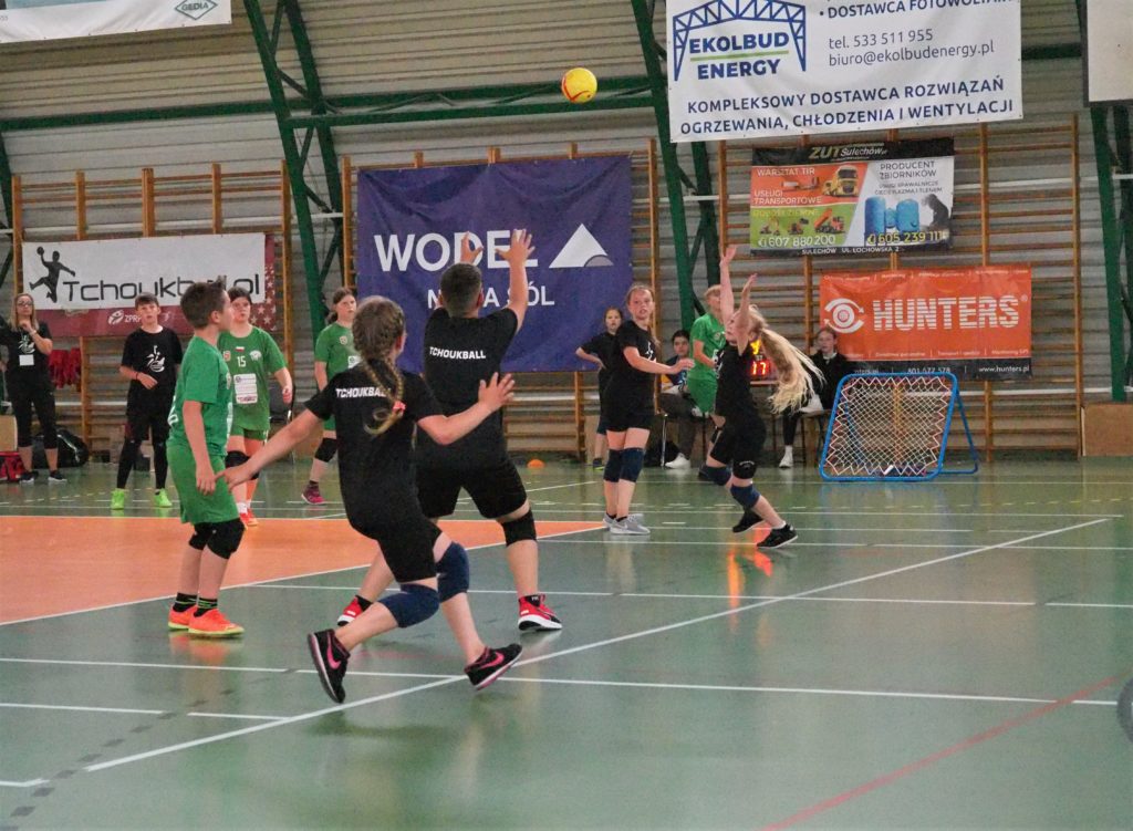 mecz tchoukball - ujęcie grających 