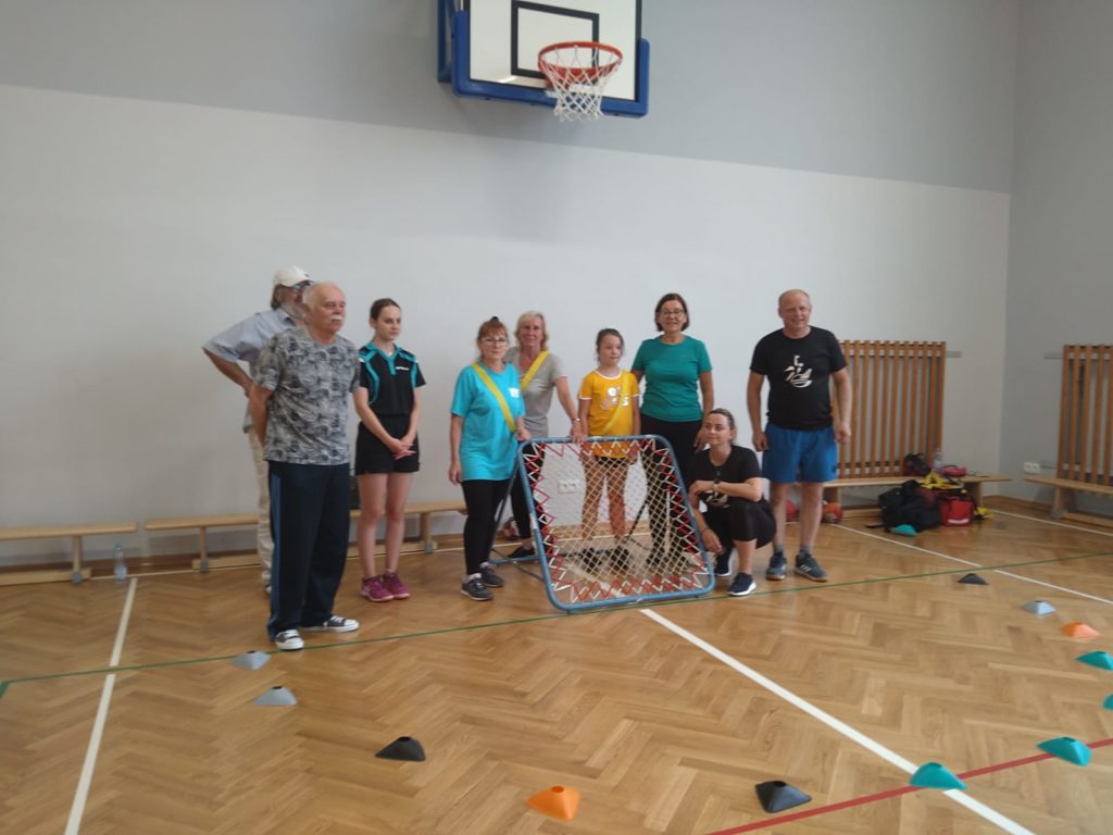 Zdjęcie wspólne na zakończenie treningu. Seniorzy z UTW Nowa Sól 