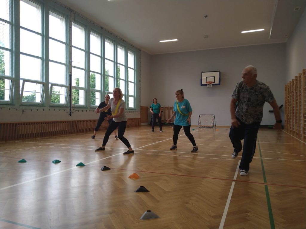 Seniorzy grający w tchoukball.