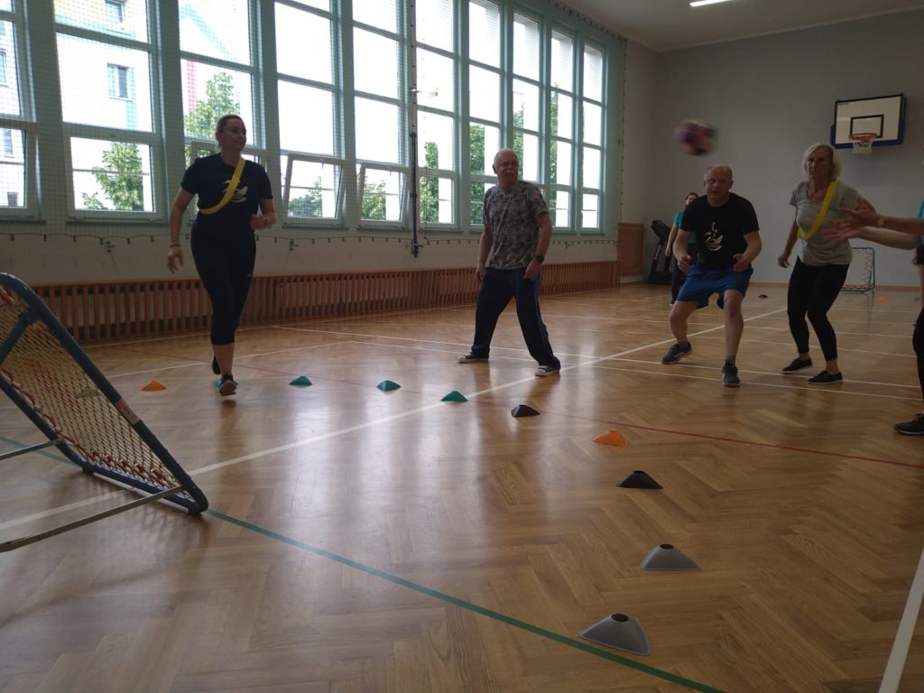 Seniorzy grający w tchoukball.