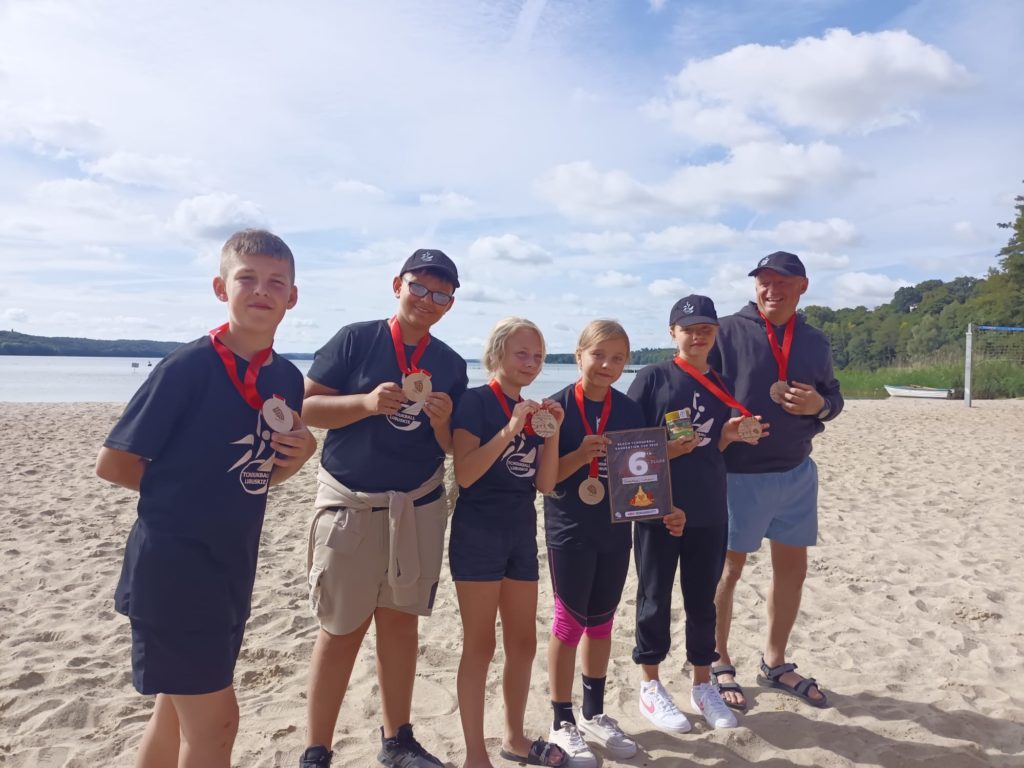 Drużyna Tchoukball Lubuskie z medalami i trenerem 