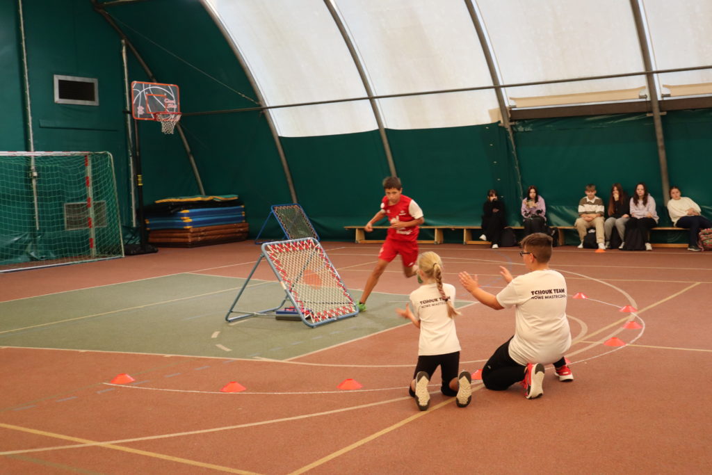 Dzieci grające w tchoukball