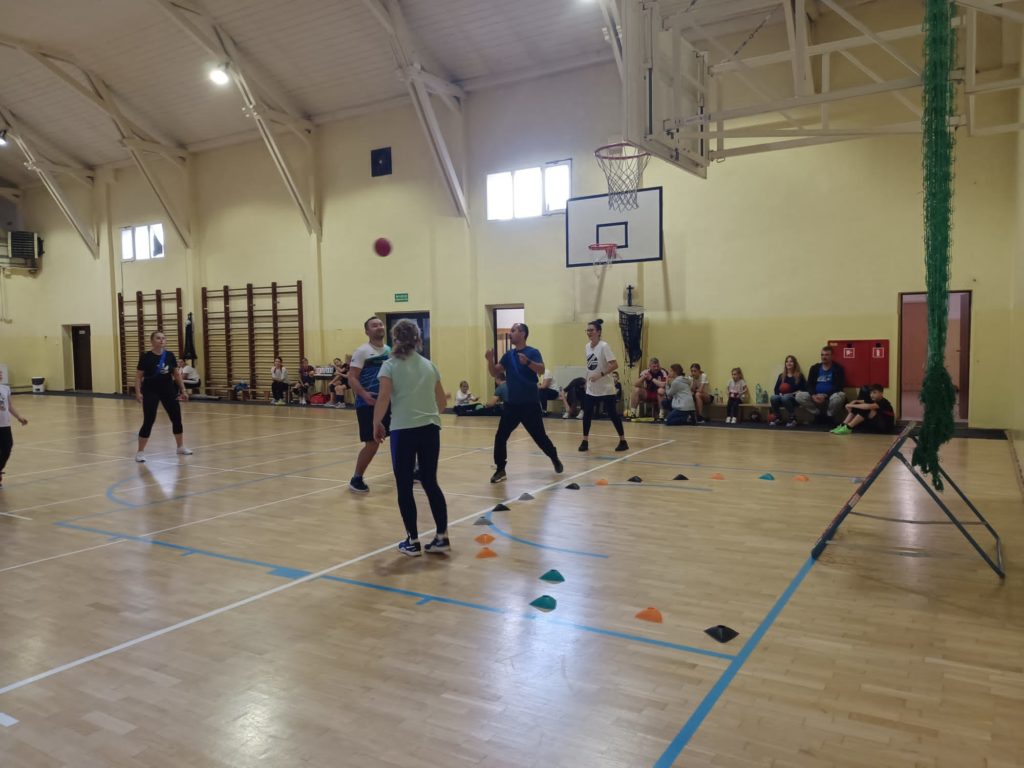 dzieci, dorośli i seniorzy trenujący tchoukball 