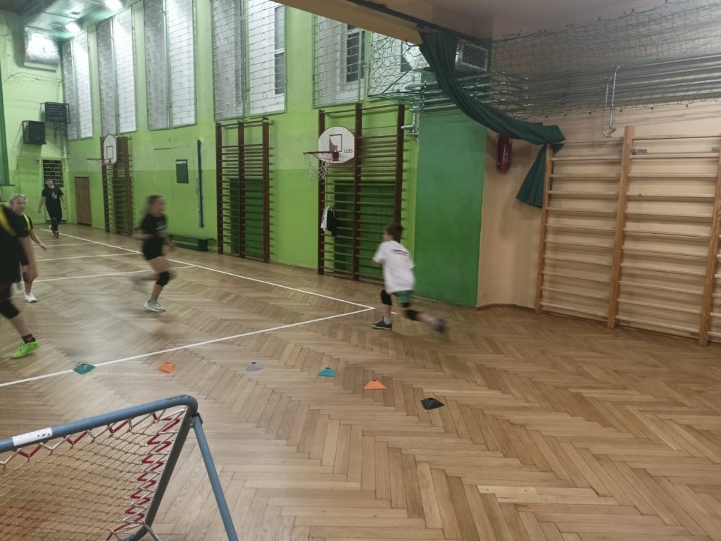 Dzieci grające w tchoukball