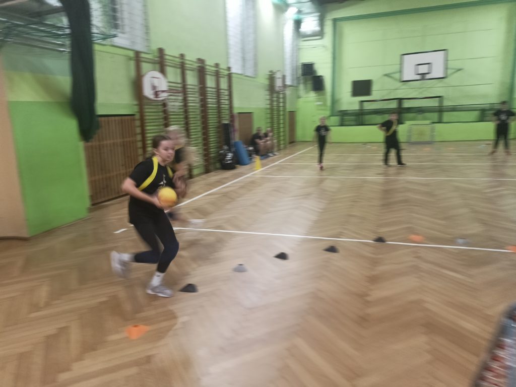 Dzieci grające w tchoukball