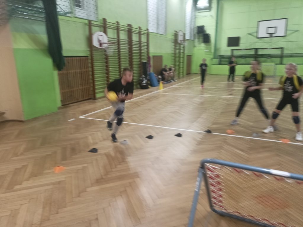 Dzieci grające w tchoukball