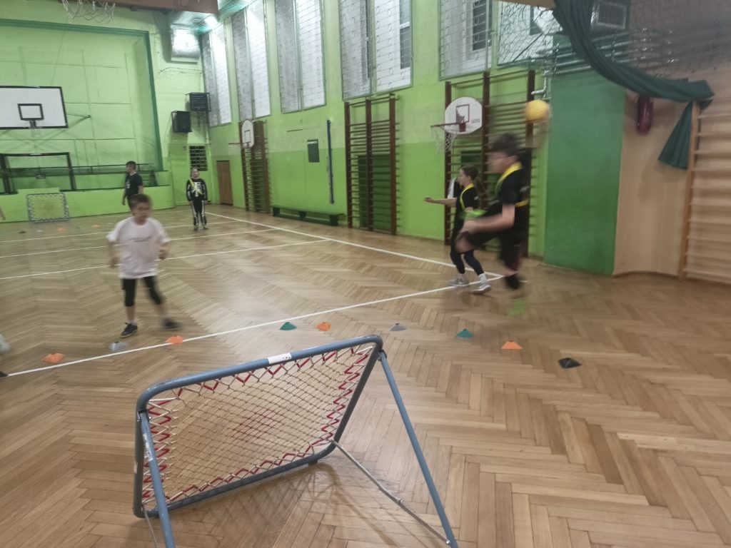 Dzieci grające w tchoukball