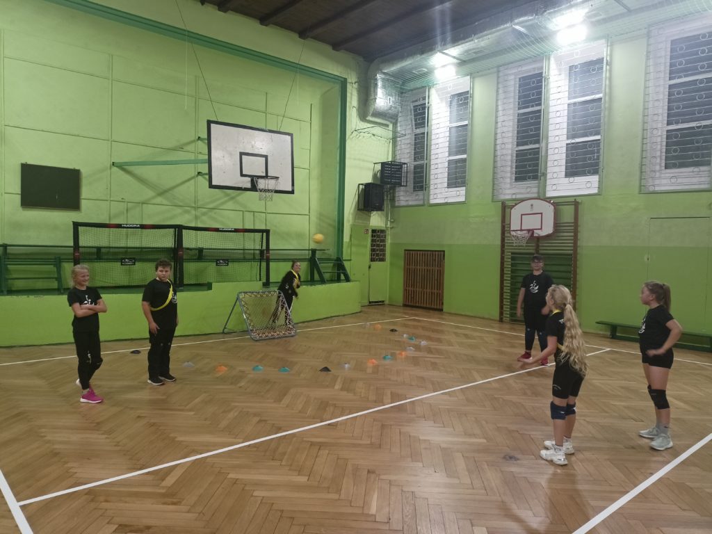 Dzieci grające w tchoukball