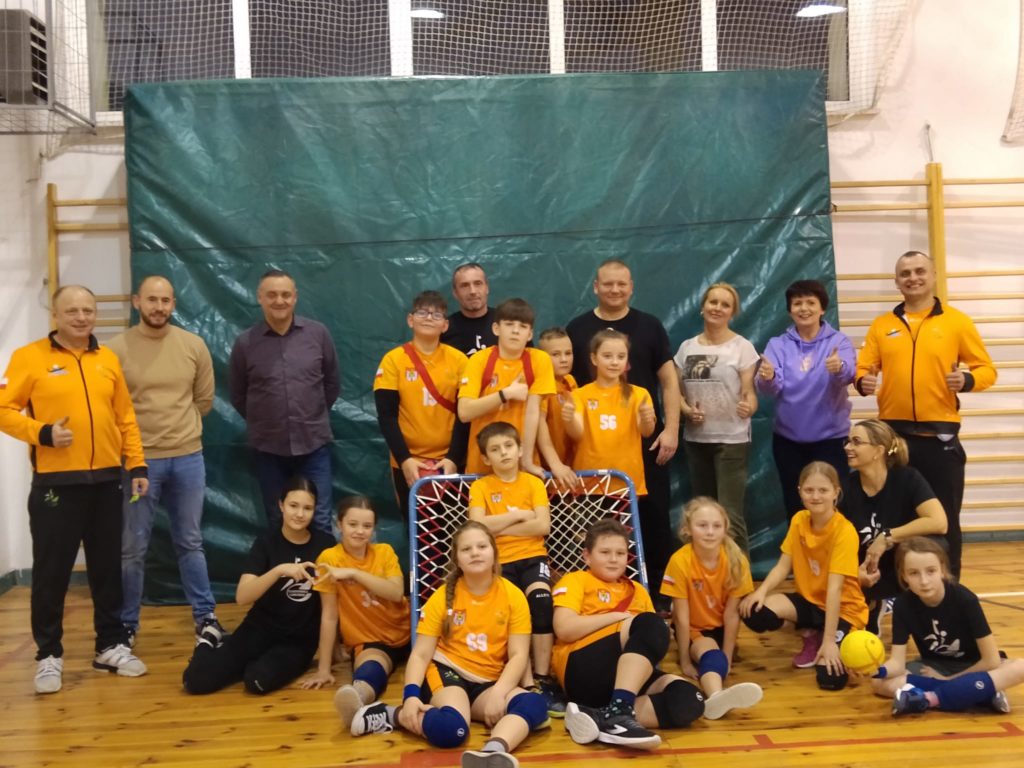 uczestnicy spotkania z tchoukball w Niedoradzu 