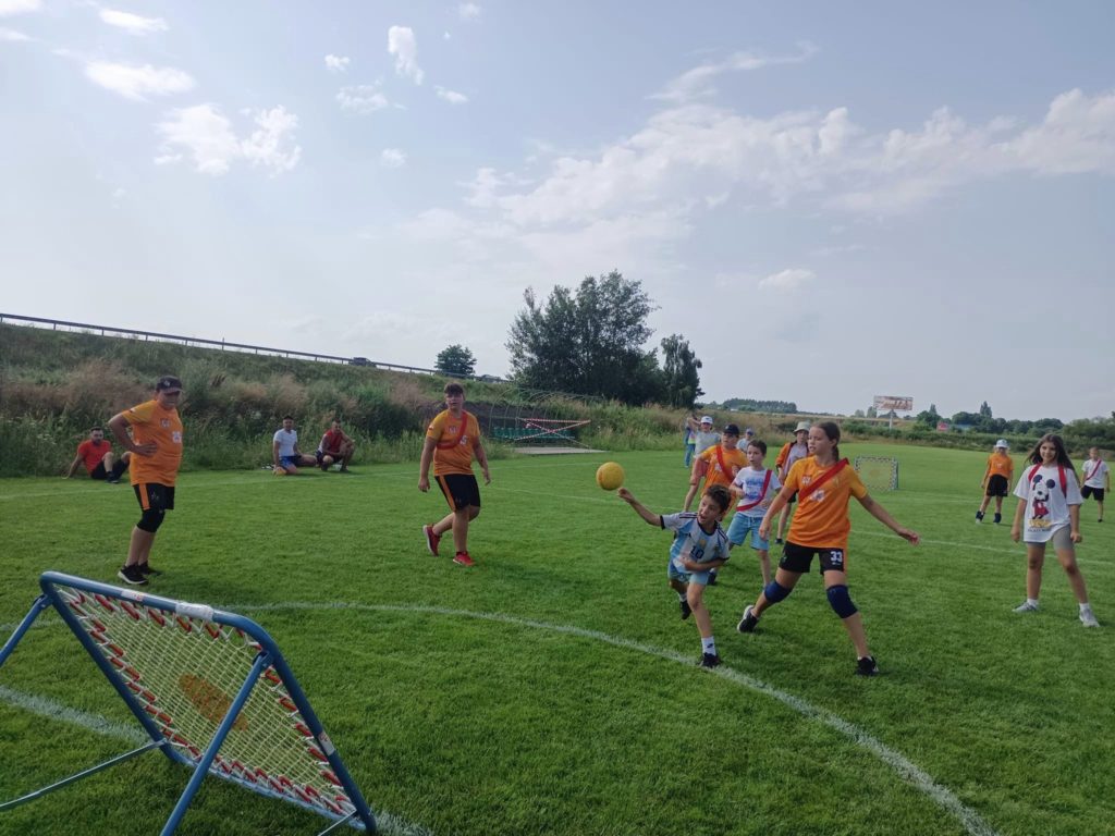 Dzieci podczas pokazu gry w tchoukball