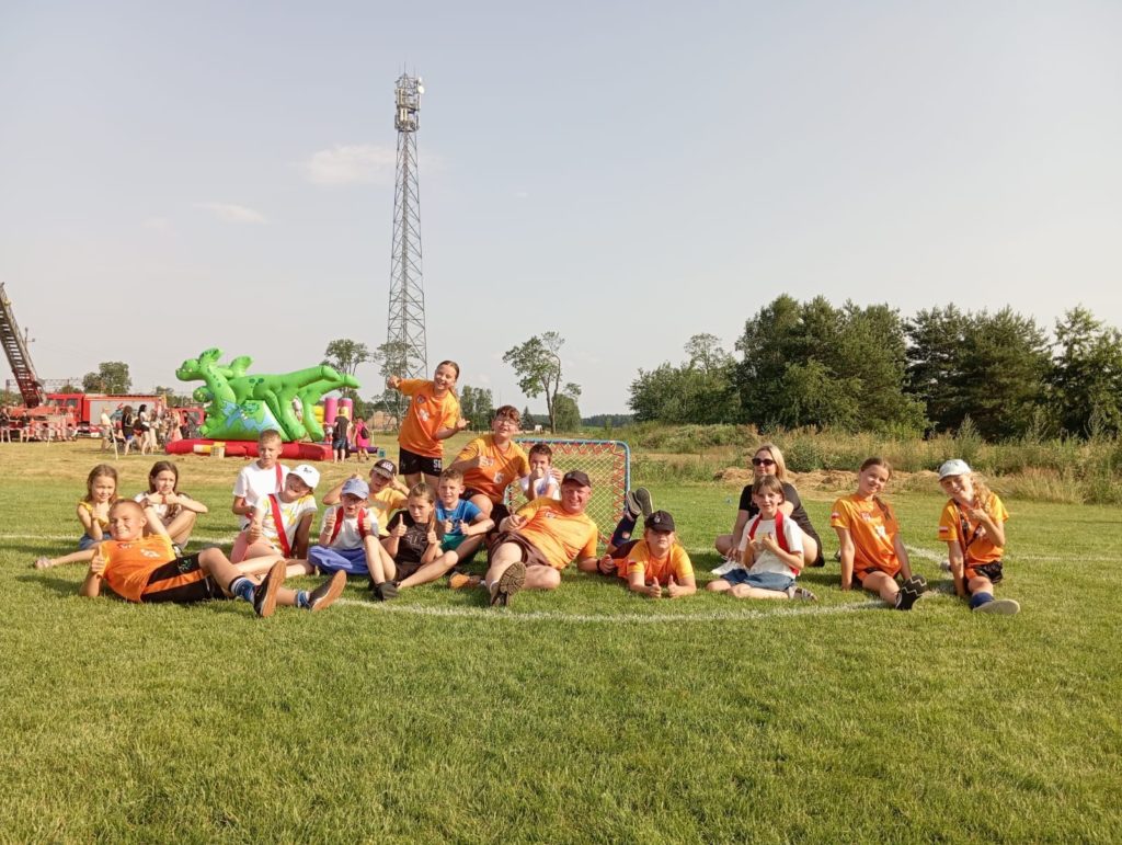 Dzieci podczas pokazu gry w tchoukball 