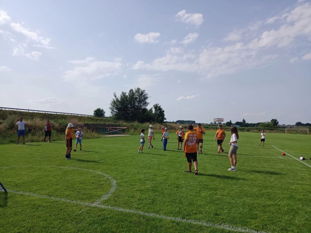 Dzieci podczas pokazu gry w tchoukball