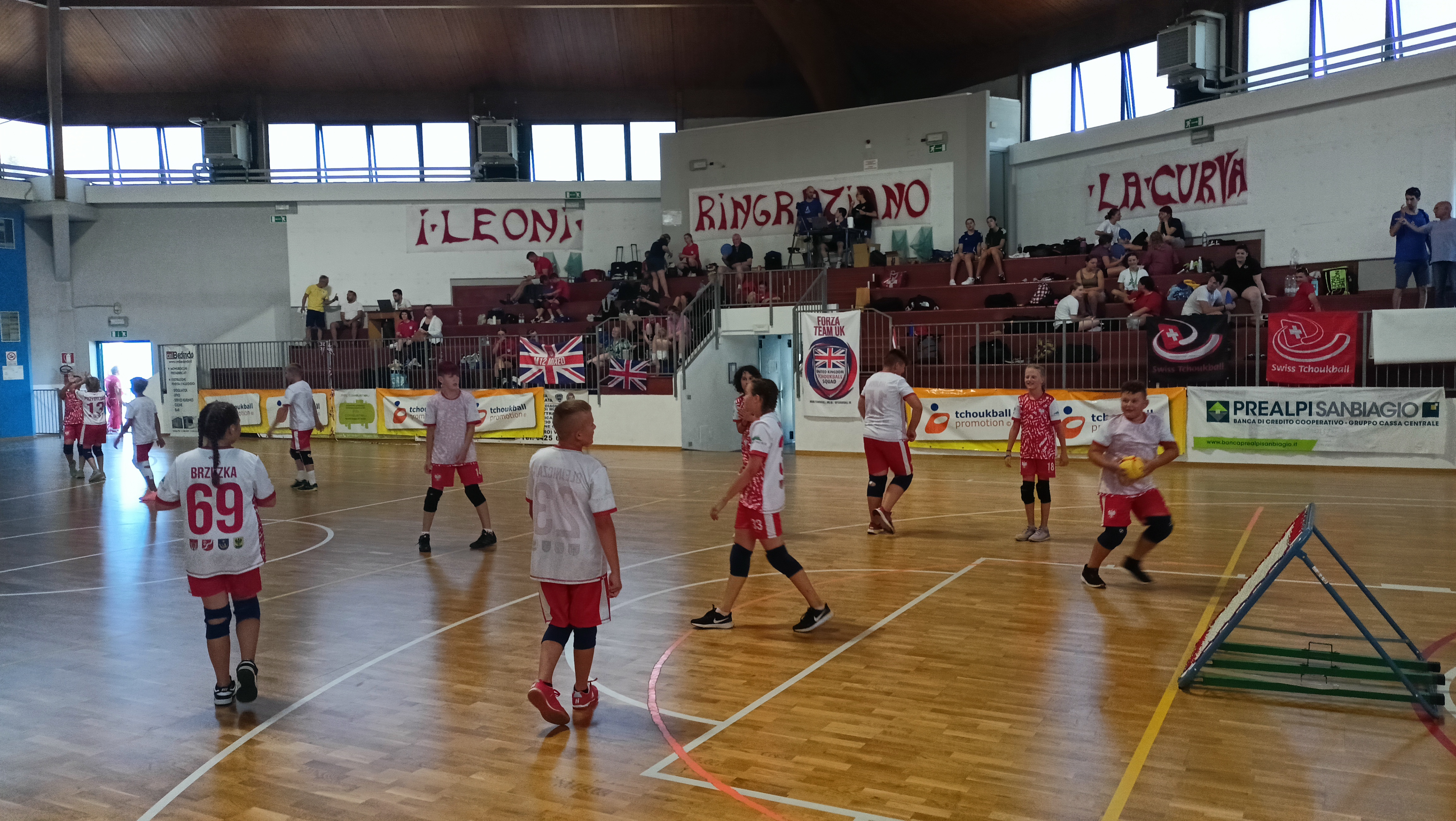 Zawodnicy podczas gry tchoukball