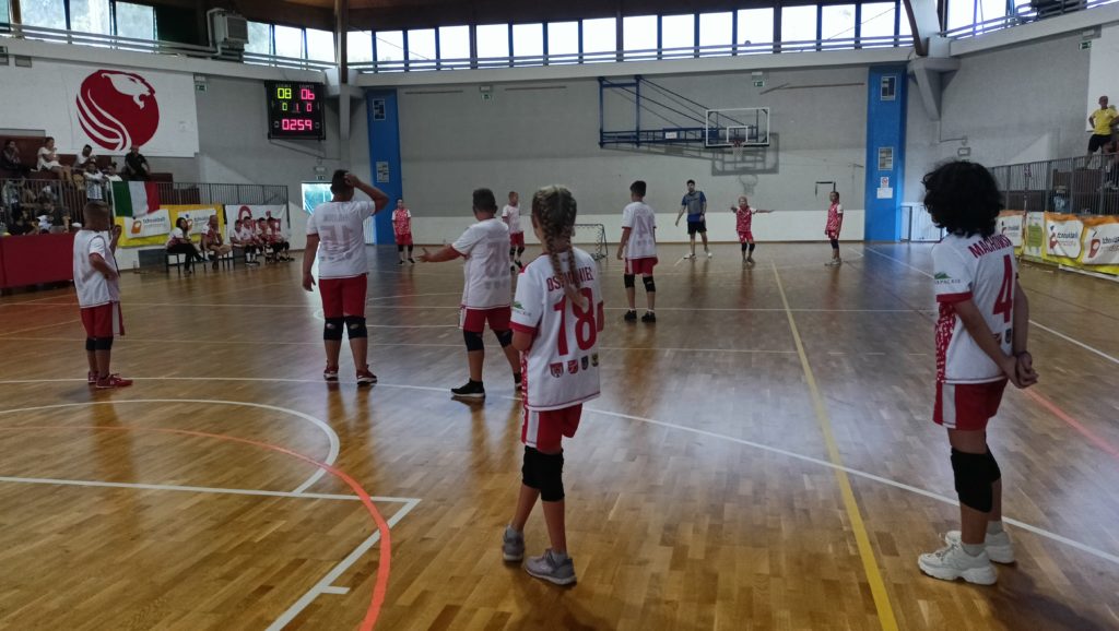 Zawodnicy podczas gry tchoukball