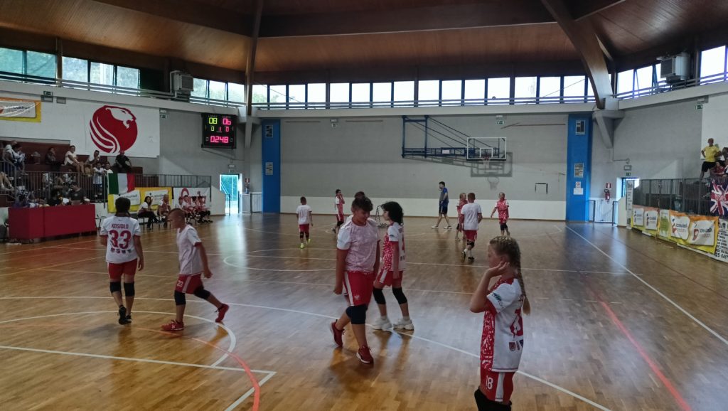 Zawodnicy podczas gry tchoukball