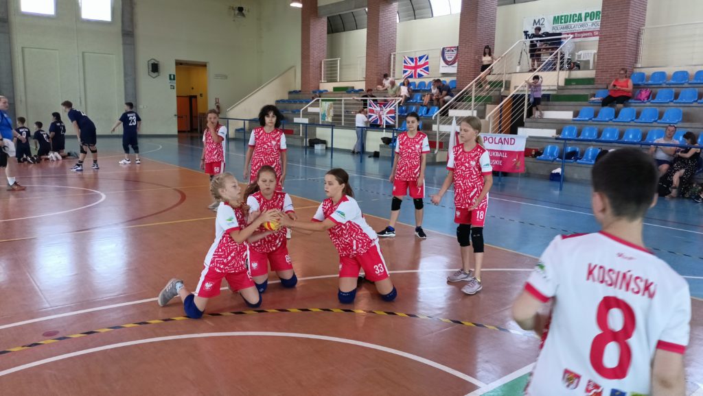 Zawodnicy podczas gry tchoukball