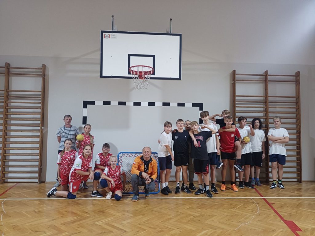 Zawodnicy meczy tchoukball podczas eventu 